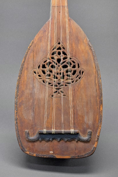 Immagine che contiene musica, liuto, mandolino

Descrizione generata automaticamente